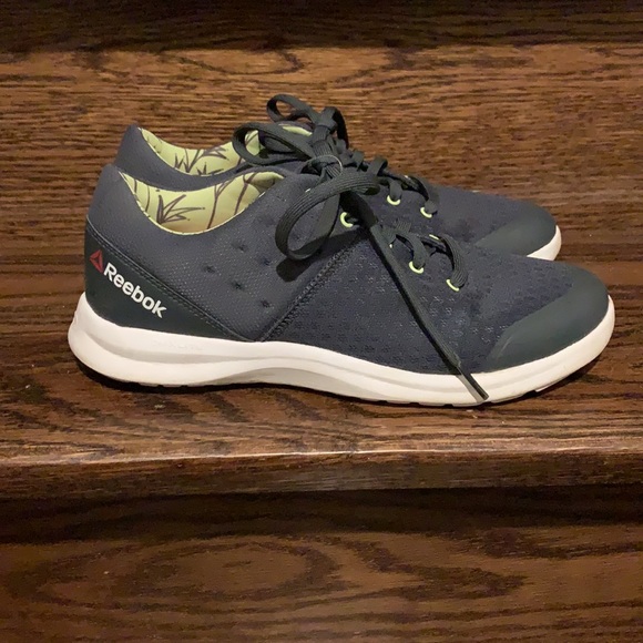 Women’s Reebok Running Shoes Size 8.5 USA - Picture 2 of 3